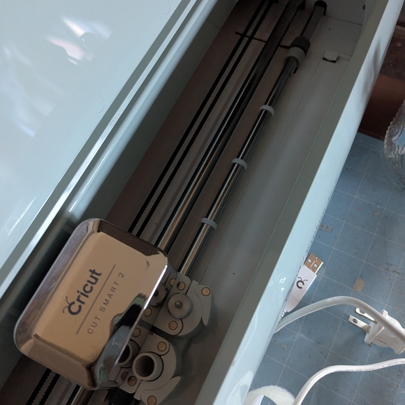 Cricut Explore 2 Mint - Machine and Accessories - Picture 5 of 6